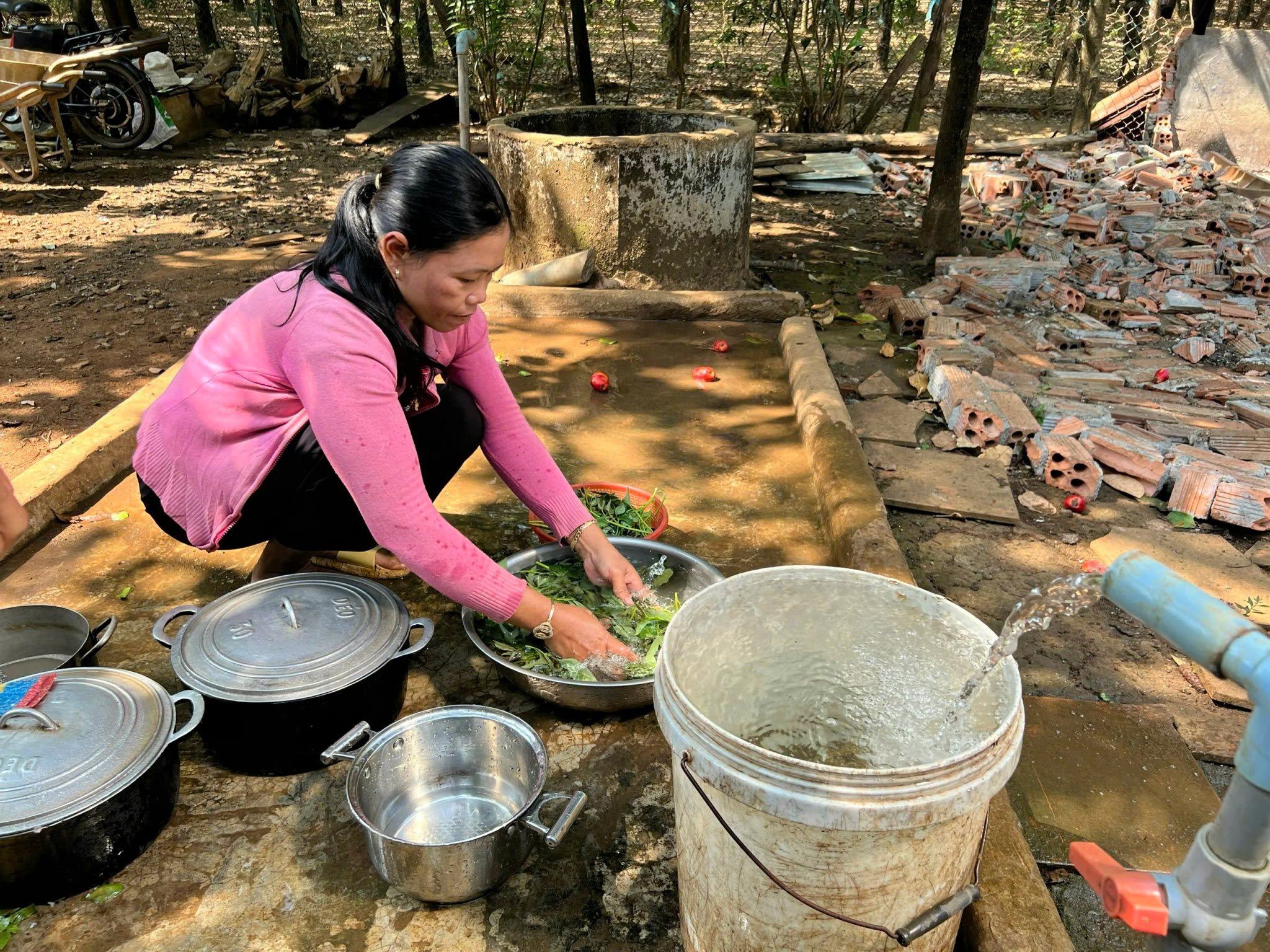 Người dân vui mừng khi được vay vốn để cải tạo công trình nước sạch, nhằm phục vụ và nâng cao chất lượng đời sống